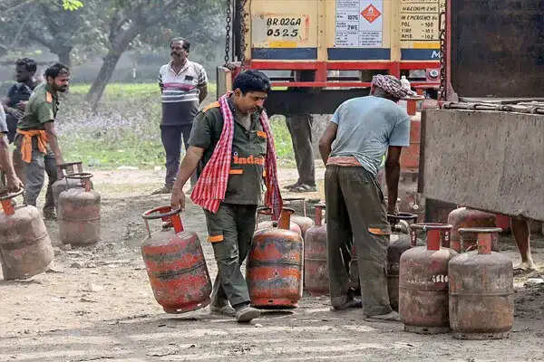 सरकार का नया नियम: LPG उपभोक्ताओं के लिए आधार आधारित ई-केवाईसी अनिवार्य