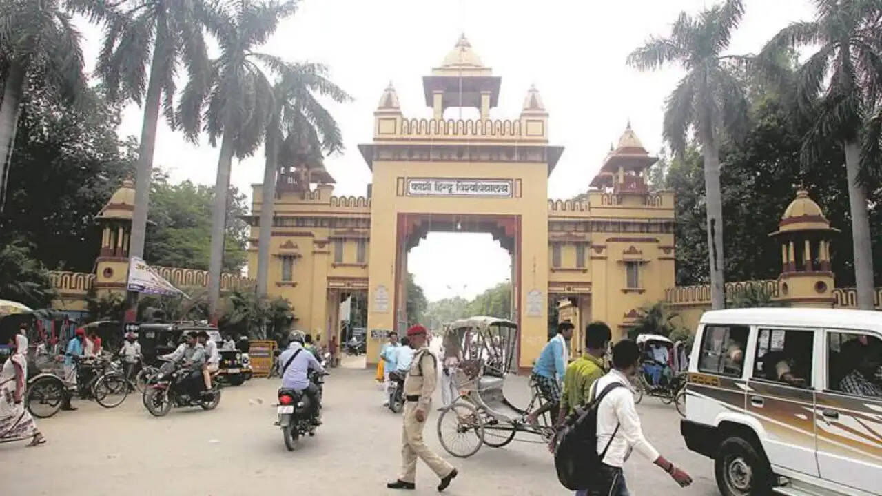 BHU में जाति पूछने पर छात्र को थप्पड़: क्या है हिमांशु यादव का राजनीतिक कनेक्शन?