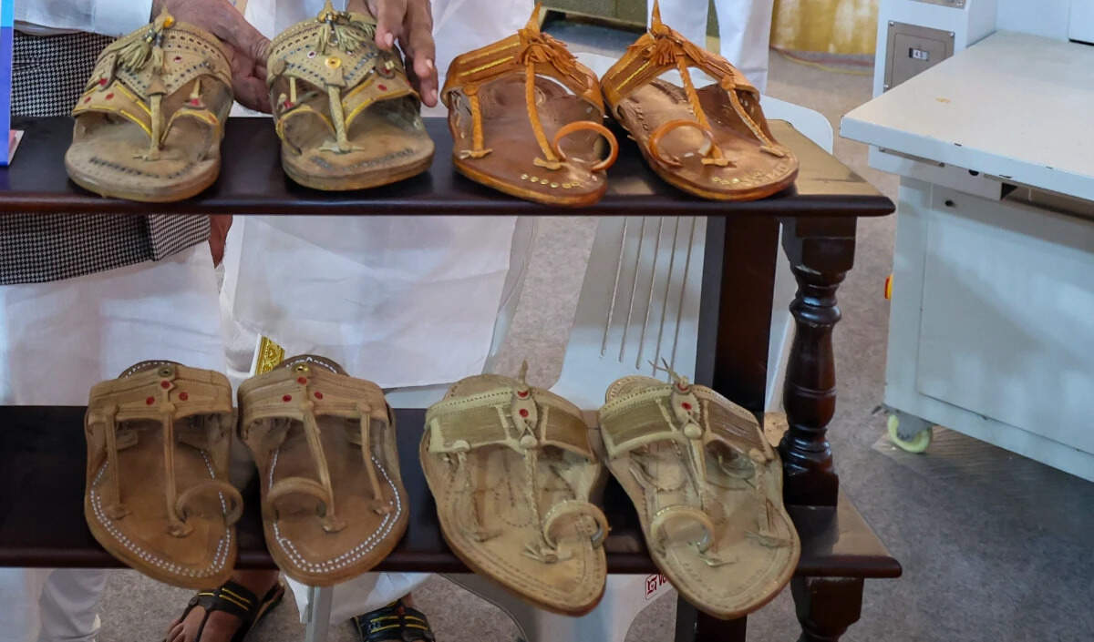 प्रादा ने कोल्हापुरी चप्पलों से प्रेरित फुटवियर की स्वीकृति दी