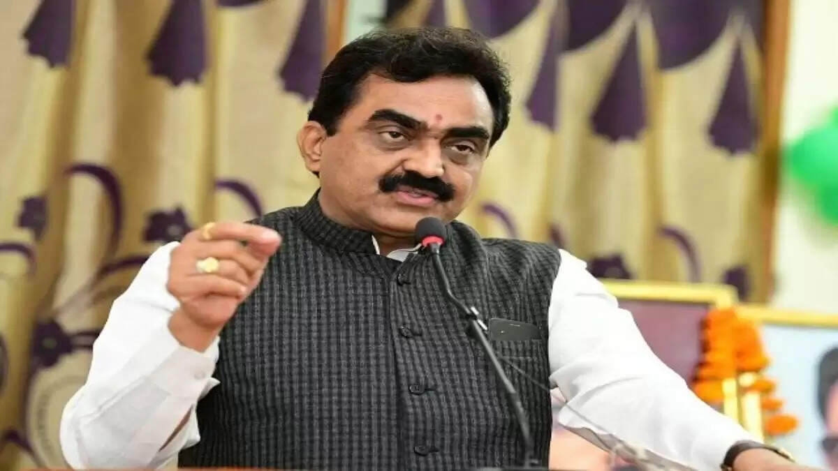मध्यप्रदेश के पीडब्ल्यूडी मंत्री का विवादास्पद बयान: गड्ढे रहेंगे जब तक सड़के हैं