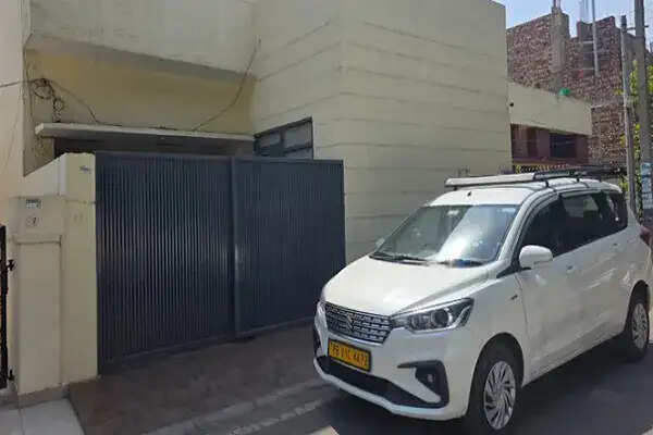 ईडी की छापेमारी: जालंधर में चार्टर्ड अकाउंटेंट के घर पर कार्रवाई
