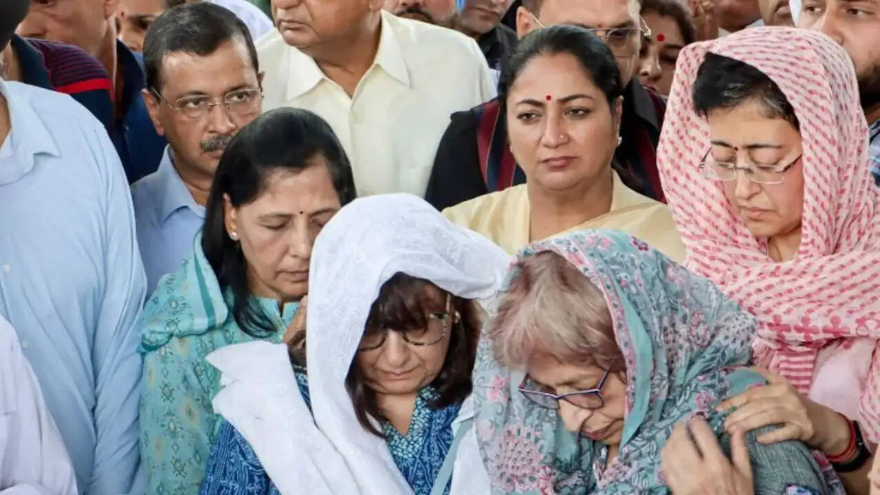 दिल्ली की राजनीति में एकता का संदेश: केजरीवाल और रेखा गुप्ता का एक साथ आना