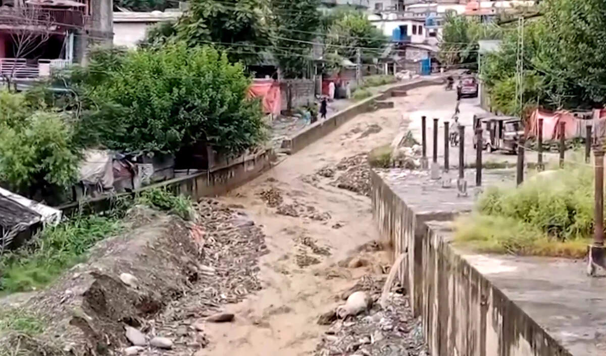 पाकिस्तान में बाढ़ से भारी तबाही, 300 से अधिक लोगों की मौत