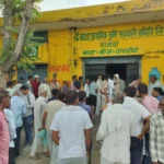 किसानों की भीड़ ने रबी सीजन के लिए डीएपी की मांग की