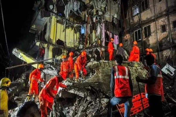 पालघर में चार मंजिला इमारत गिरने से 15 लोगों की मौत, बचाव कार्य जारी