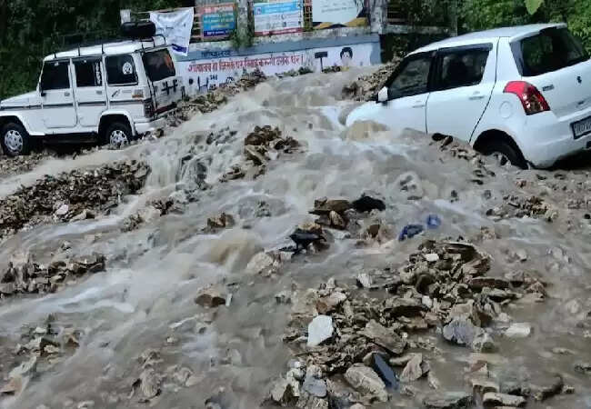 उत्तराखंड में बादल फटने से आई तबाही, कई लोग लापता
