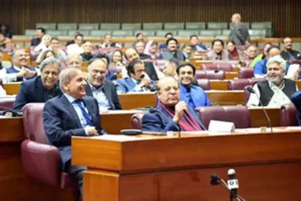 पाकिस्तान में नेताओं के वेतन में 500% की वृद्धि, आर्थिक संकट की अनदेखी
