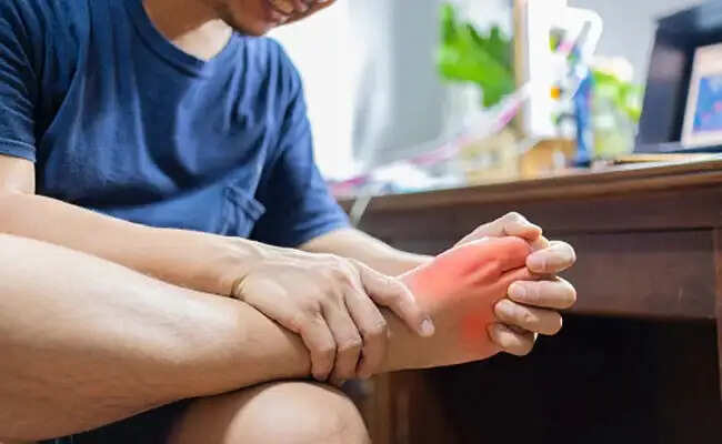 यूरिक एसिड के बढ़ने के लक्षण और आहार संबंधी सुझाव