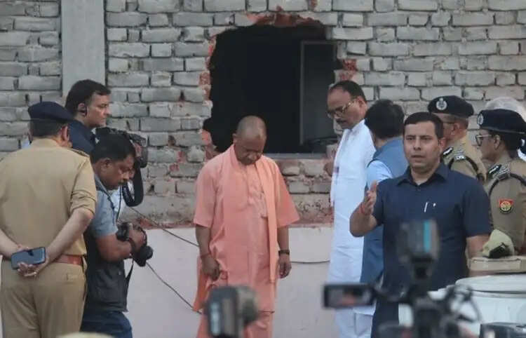 लखनऊ अग्निकांड: मुख्यमंत्री योगी ने पीड़ित परिवारों से की मुलाकात और आर्थिक सहायता की घोषणा