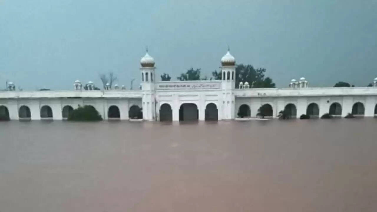 पाकिस्तान में बाढ़: गुरुद्वारा करतारपुर साहिब जलमग्न, लाखों लोगों को सुरक्षित स्थानों पर पहुंचाया गया