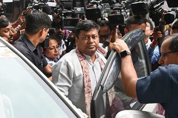 कोलकाता में छात्रा के साथ गैंगरेप के बाद भाजपा का ममता सरकार के खिलाफ प्रदर्शन