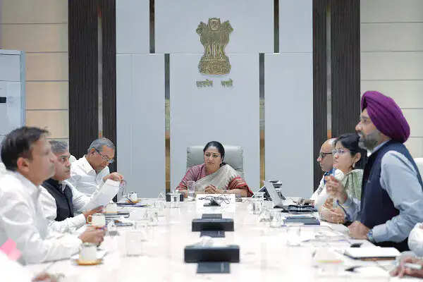 दिल्ली में विकास कार्यों की समीक्षा: सीएम रेखा गुप्ता ने अधिकारियों को दिए सख्त निर्देश