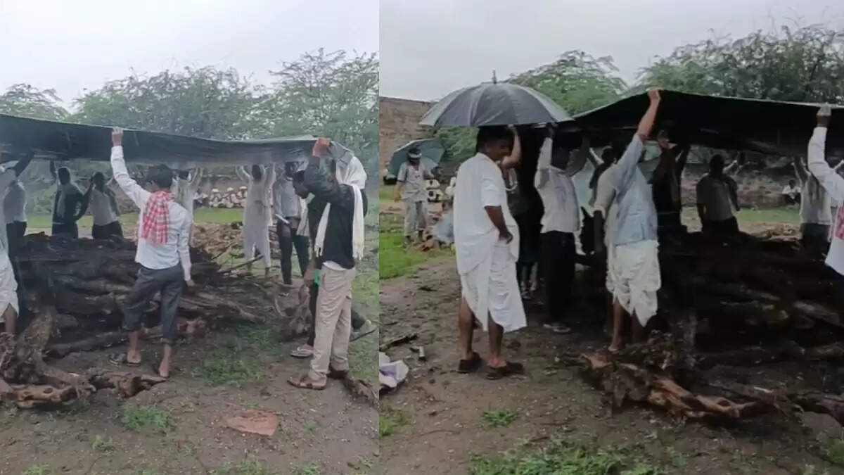 राजस्थान के गांव में बारिश के बीच अंतिम संस्कार की कठिनाई