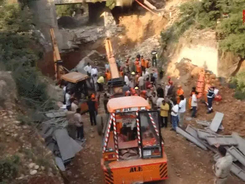 जम्मू में निर्माणाधीन पुल का हिस्सा गिरा, 7 मजदूर दबे, 1 की मौत