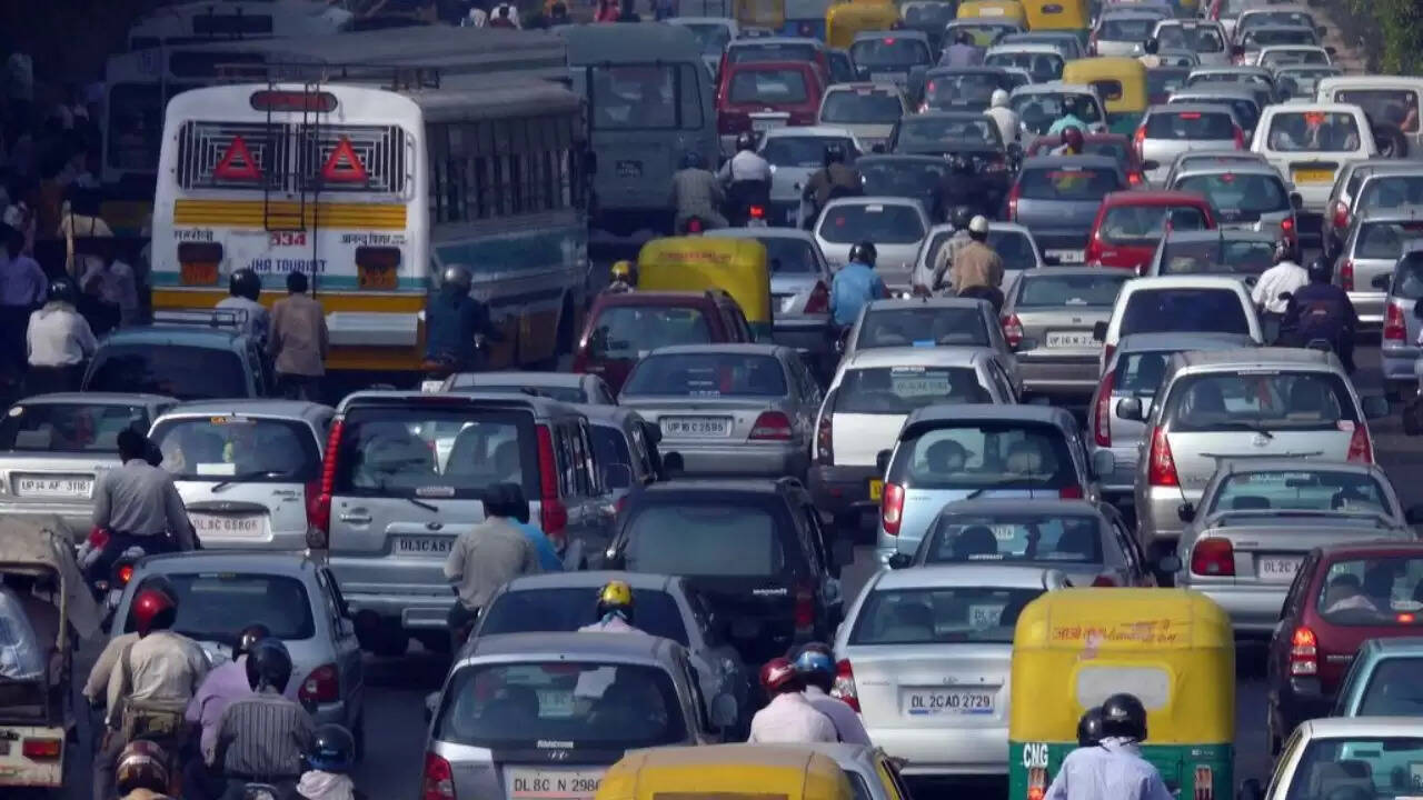 दिल्ली में पुरानी गाड़ियों पर नए नियम का विवाद बढ़ा