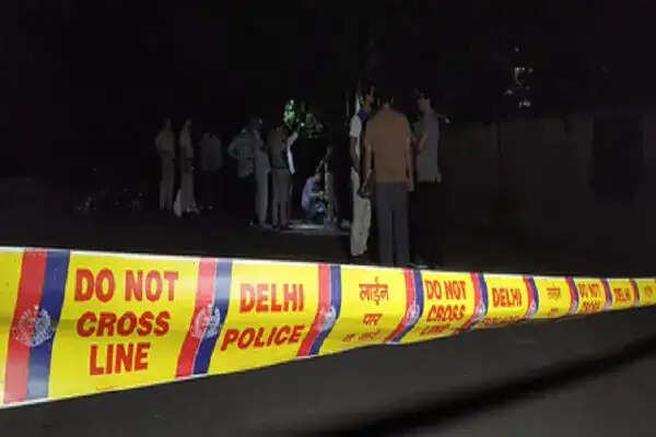 दिल्ली के पुष्प विहार में पुलिस की मुठभेड़, तीन अपराधी गिरफ्तार