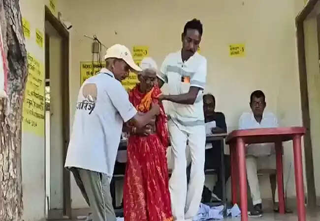 मुंगेर जिले के भीमबांध इलाके में 20 साल बाद मनाया गया लोकतंत्र का जश्न