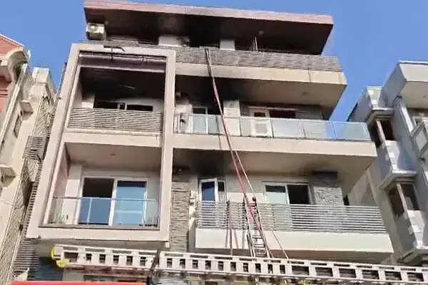 दिल्ली के विवेक विहार में आग लगने से 9 लोगों की मौत, कई घायल