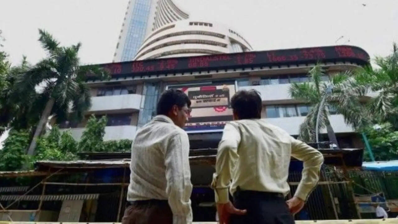 भारतीय शेयर बाजार में भारी गिरावट: सेंसेक्स में 2600 अंकों की कमी