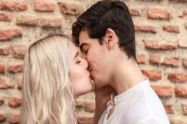 प्यार में सावधानी: किस करने से पहले पानी पीने का महत्व