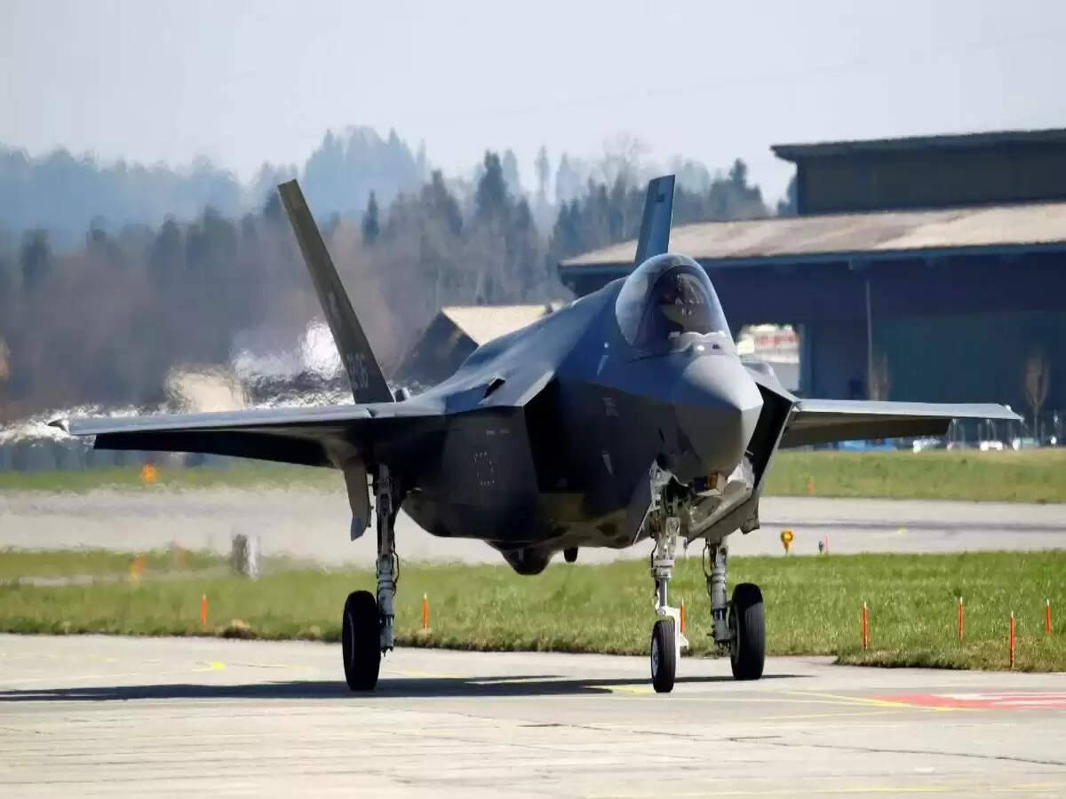 ब्रिटेन की टीम ने केरल में F-35B फाइटर जेट के हिस्से की जांच शुरू की