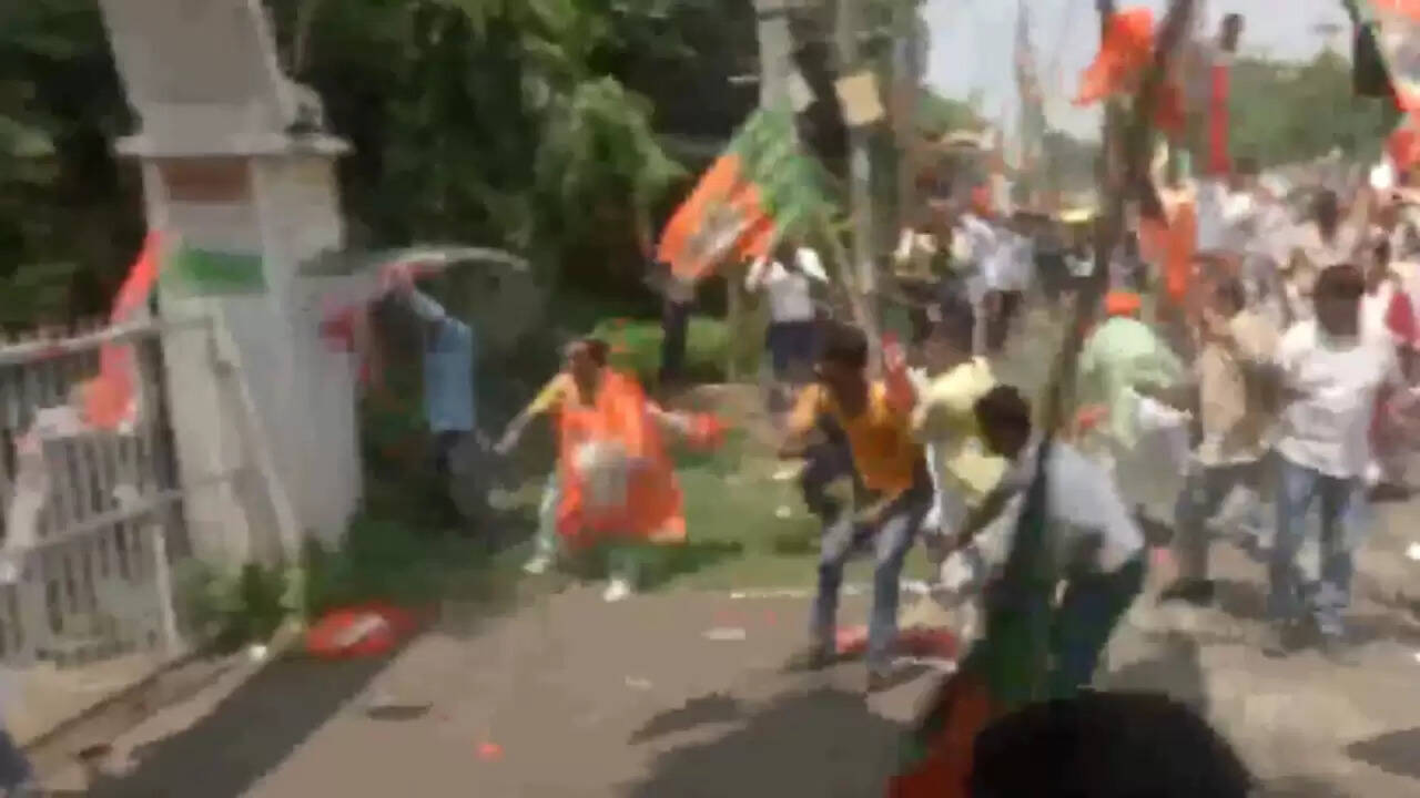 बिहार में बीजेपी और कांग्रेस कार्यकर्ताओं के बीच झड़प, पीएम मोदी को लेकर विवाद