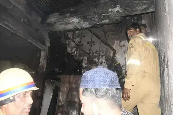 मेरठ में कपड़ा कारोबारी के घर में आग, छह की मौत
