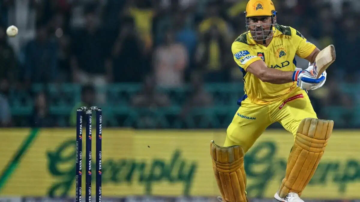 MS Dhoni का मजेदार वीडियो वायरल, मैच के दौरान नाक पोंछते हुए आए नजर