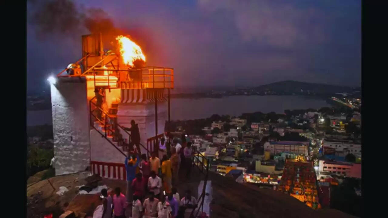 थिरुपरन्कुंद्रम पहाड़ी पर कर्थिगई दीपम समारोह में विवाद: मंदिर प्रशासन ने कोर्ट के आदेश की अनदेखी की