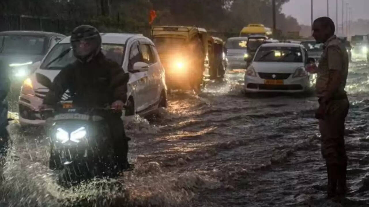 दिल्ली-एनसीआर में मूसलधार बारिश: जनजीवन प्रभावित, उड़ानों में देरी