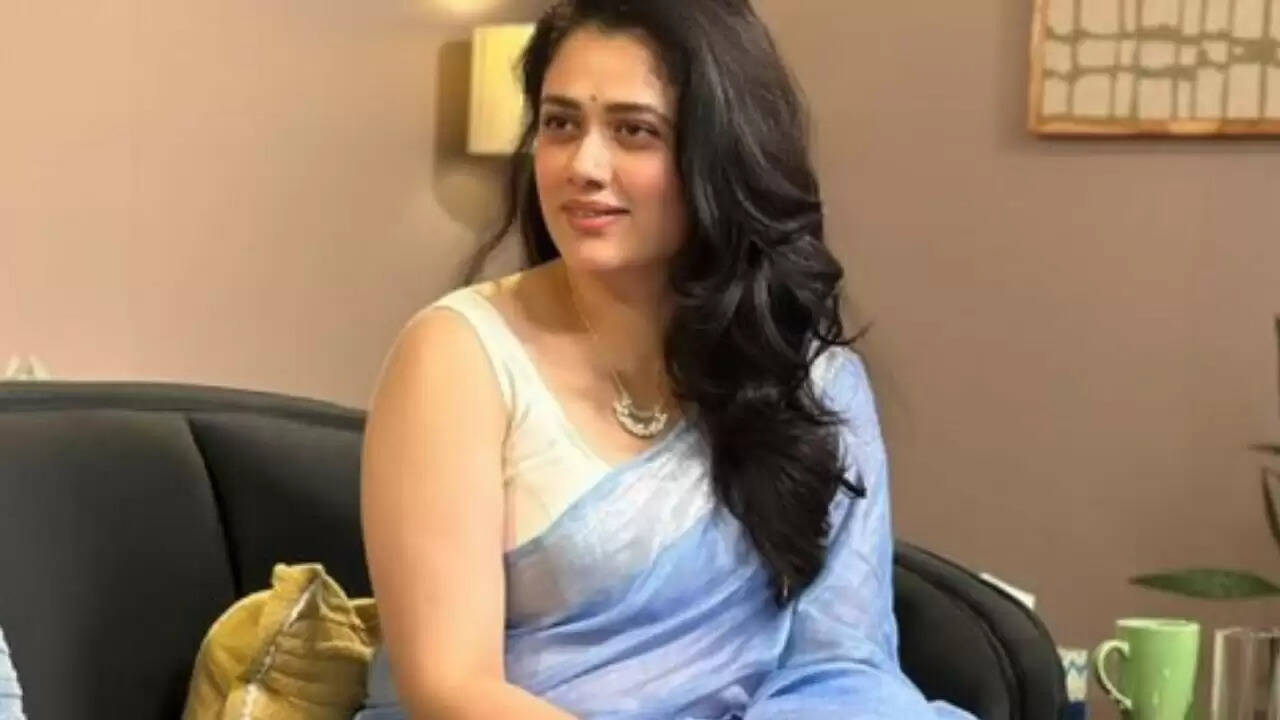 गिरीजा ओक: नीली साड़ी में इंटरनेट की नई सनसनी