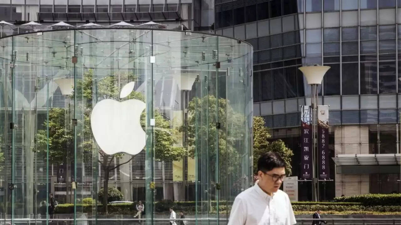 Apple ने चीन में एक स्टोर बंद करने का निर्णय लिया
