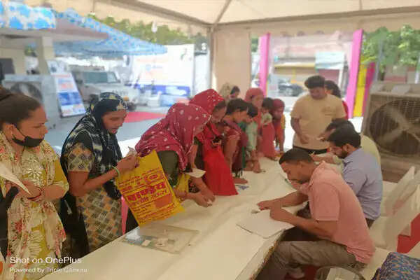 दिल्ली में जन कल्याण शिविरों में नागरिकों की भारी भागीदारी