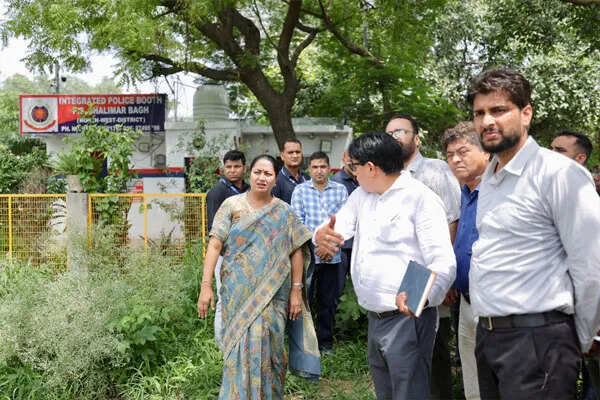 दिल्ली में विकास की नई लहर: मुख्यमंत्री रेखा गुप्ता ने की परियोजनाओं का उद्घाटन