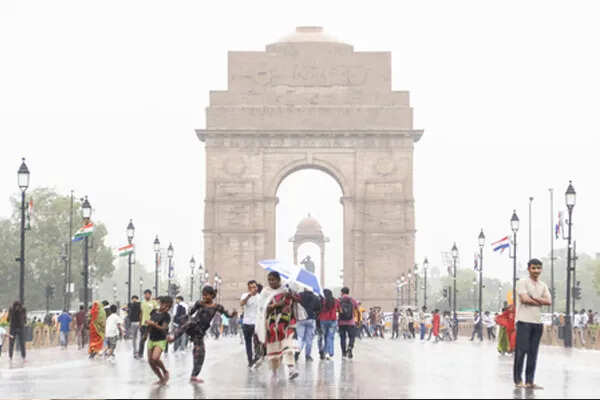 दिल्ली में मौसम का अलर्ट: बारिश और गर्मी में बदलाव की संभावना