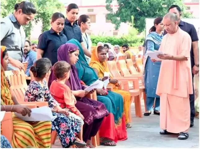सीएम योगी ने गोरखपुर में जनता दर्शन के दौरान समस्याएं सुनीं