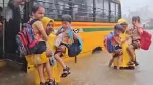 मुंबई में बारिश के दौरान स्कूल बस में फंसे छात्रों को सुरक्षित निकाला गया