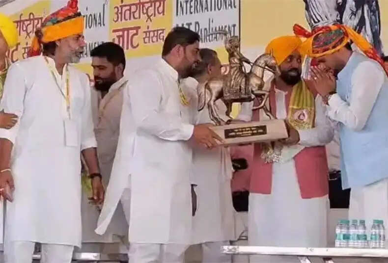 मेरठ में इंटरनेशनल जाट पार्लियामेंट में हंगामा: जाट शब्द हटाने पर नाराजगी