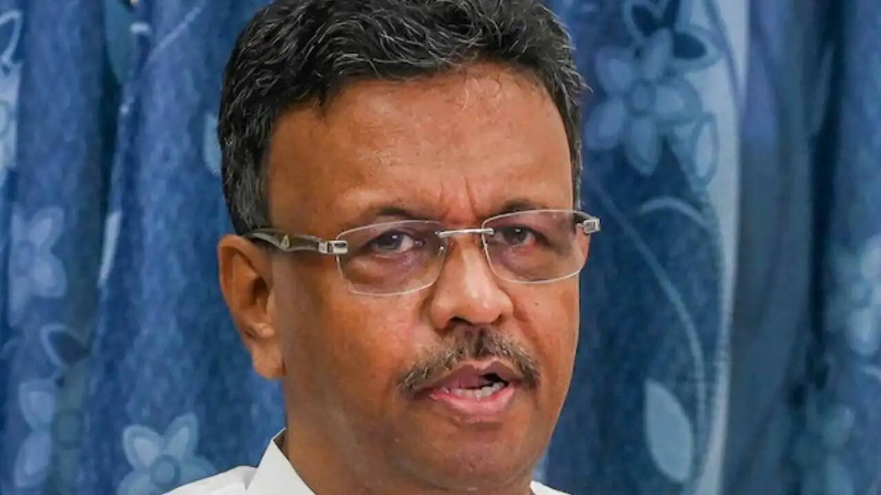 कोलकाता के महापौर फिरहाद हकीम का इस्तीफा, टीएमसी में हलचल