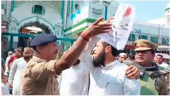 सहारनपुर में जुमे की नमाज के दौरान 'आई लव मोहम्मद' पोस्टर लहराने पर युवक गिरफ्तार