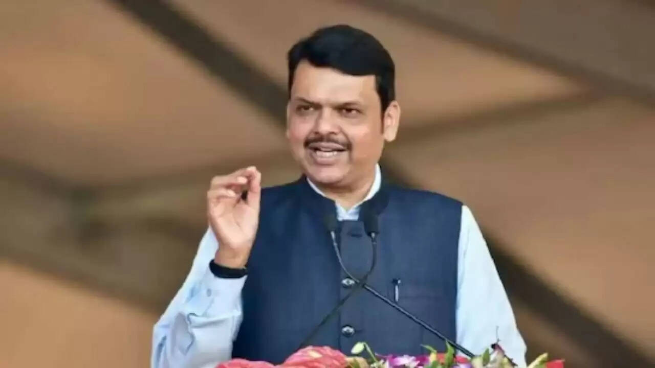 क्या मुंबई के विधायक का बर्ताव था अनुचित? फडणवीस ने जताई नाराज़गी