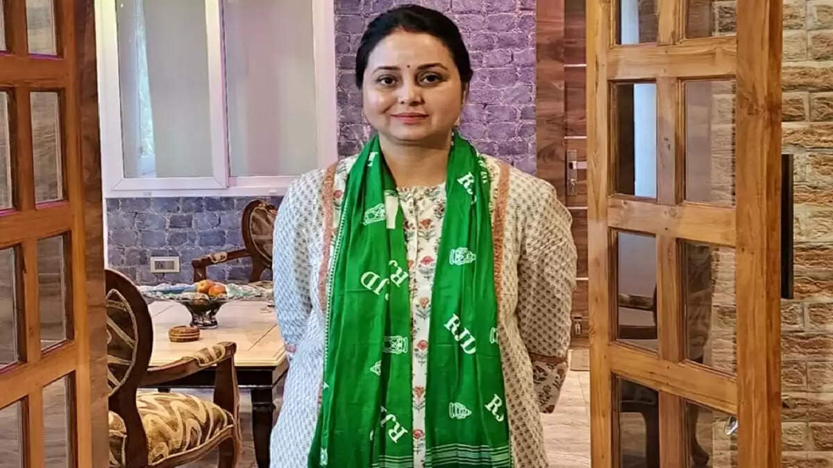 रोहिणी आचार्य ने चुनाव आयोग पर उठाए सवाल, वोटर लिस्ट में गड़बड़ी का आरोप