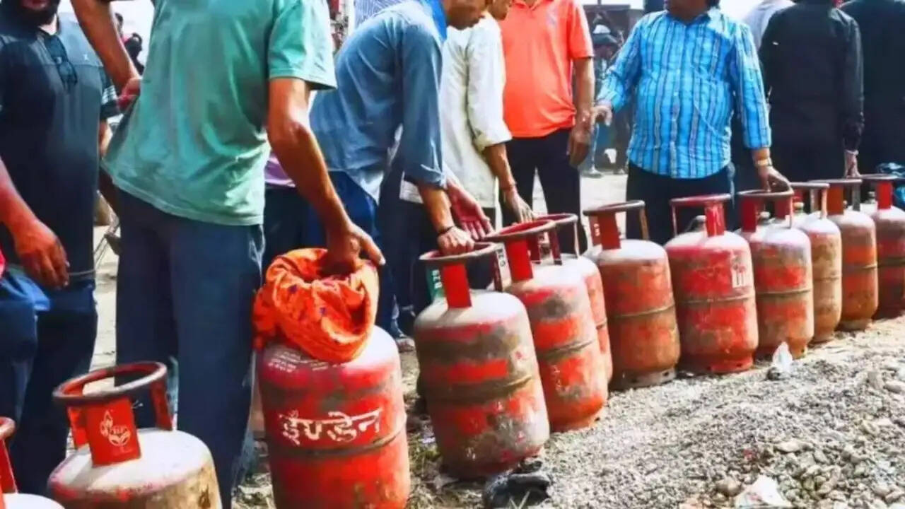 कमर्शियल LPG सिलेंडर की कीमतों में वृद्धि, दिल्ली में 42 रुपये का इजाफा