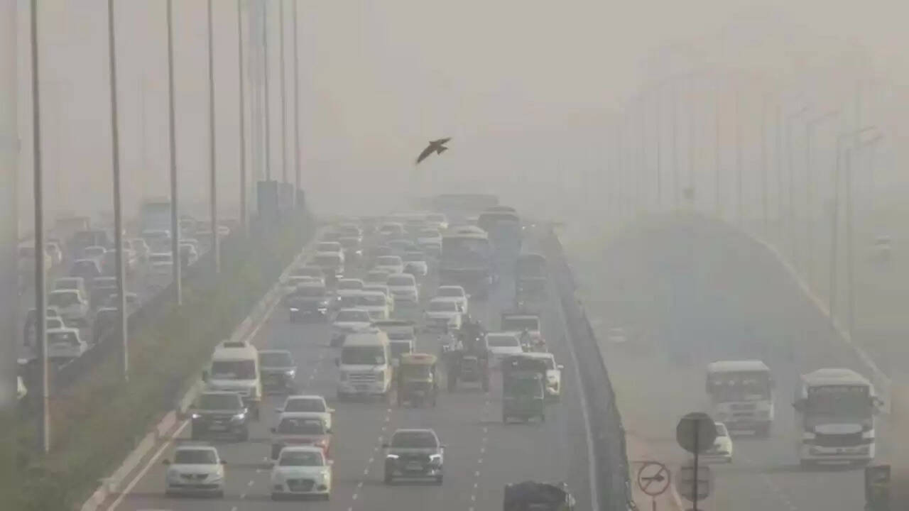 दिल्ली में वायु गुणवत्ता का संकट: AQI फिर से 400 के पार, जानें कारण