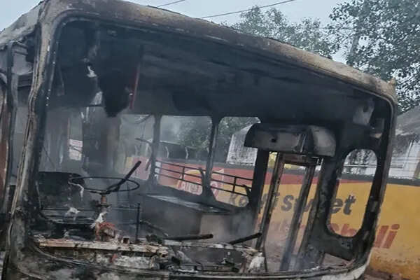ग्रेटर नोएडा में निजी बस में आग, चालक ने कूदकर बचाई जान