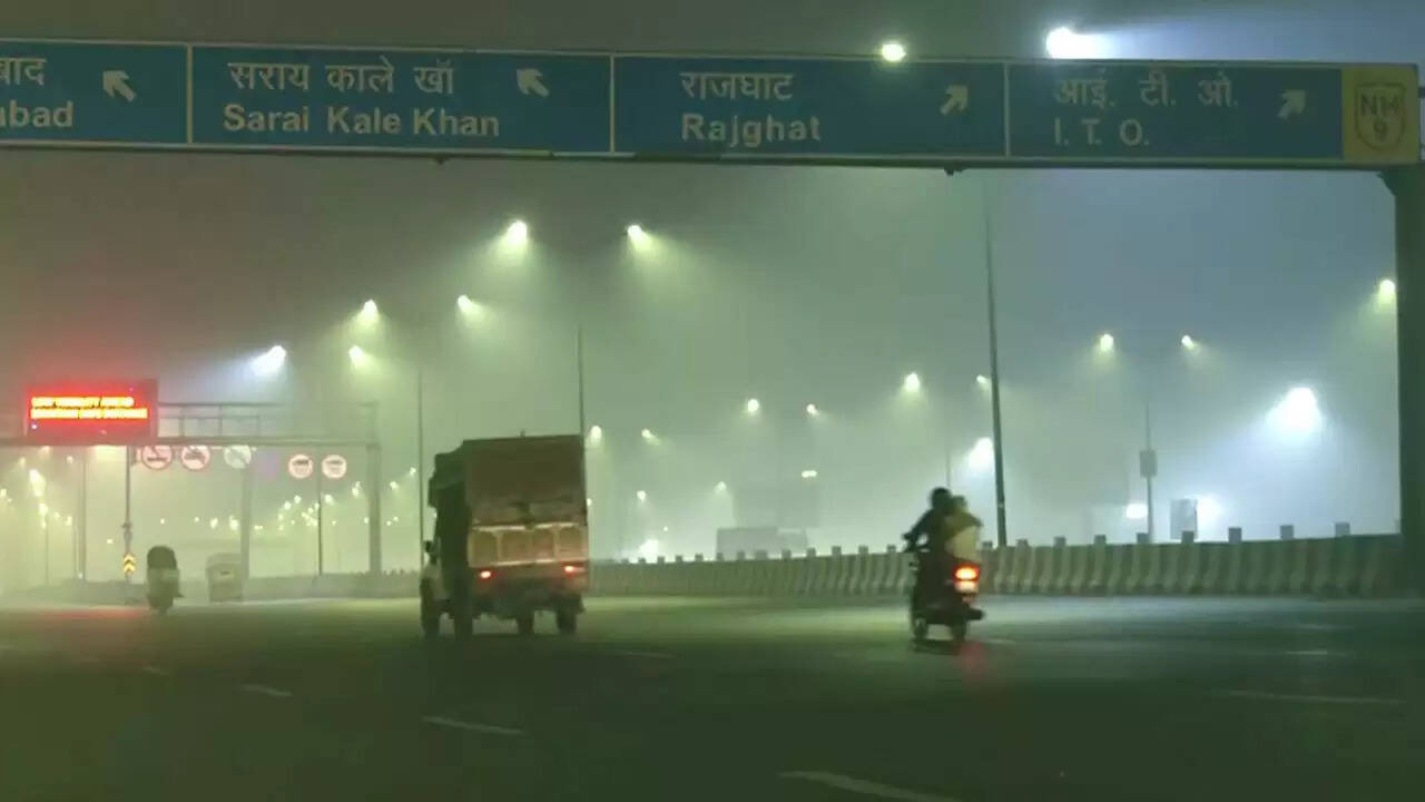 दिल्ली में घने कोहरे के साथ येलो अलर्ट, वायु गुणवत्ता में गिरावट
