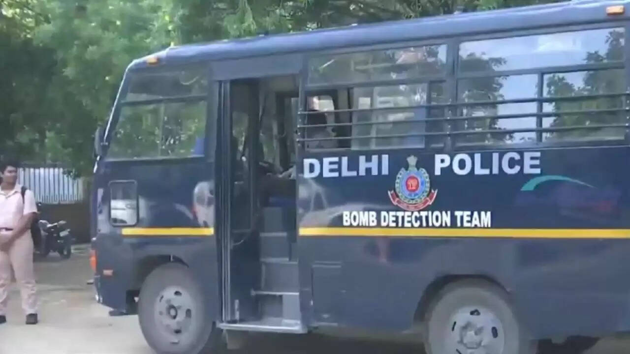 दिल्ली के स्कूलों में बम की धमकी: पुलिस और बम स्क्वाड ने लिया सुरक्षा का ध्यान