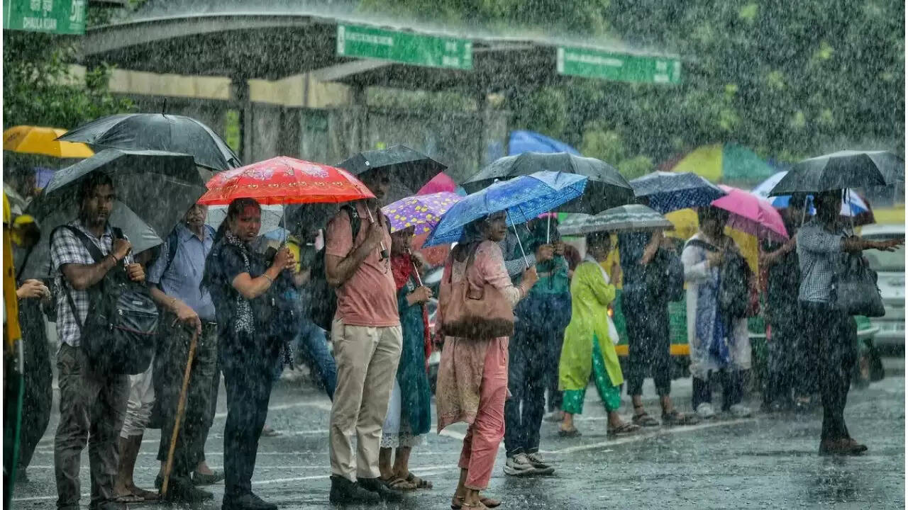 दिल्ली एनसीआर में स्वतंत्रता दिवस पर बारिश ने बढ़ाई ठंडक
