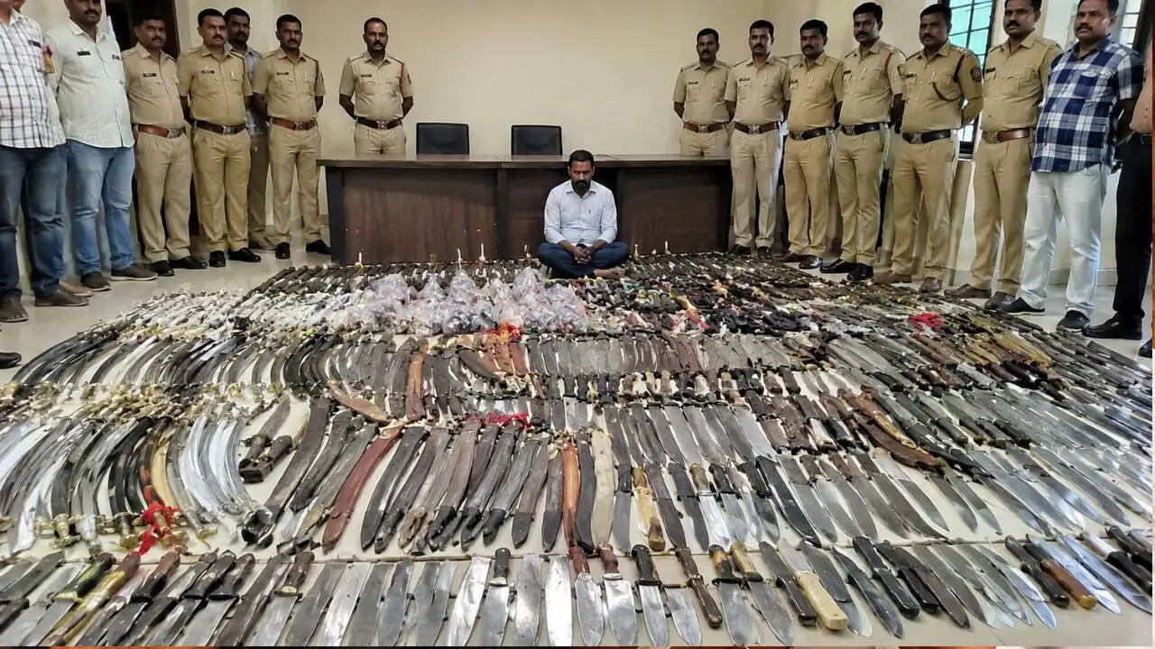 महाराष्ट्र में अवैध हथियारों का बड़ा जखीरा बरामद, एक आरोपी गिरफ्तार