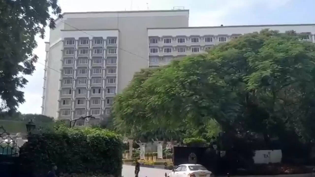 दिल्ली के ताज पैलेस होटल में बम की धमकी, सुरक्षा जांच जारी